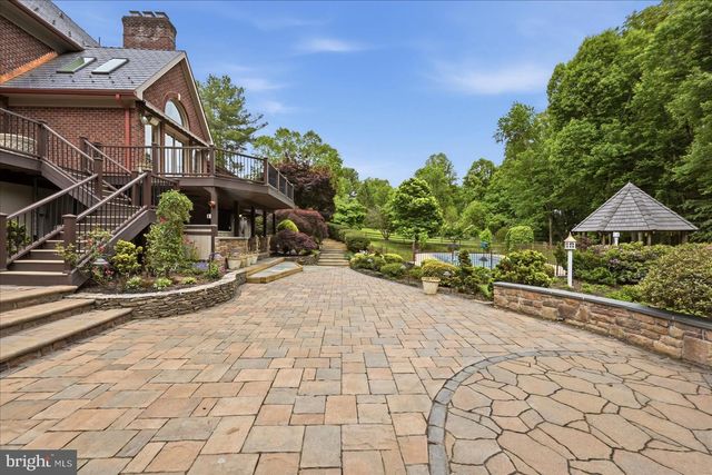 10105 WALKER LAKE DR, Great Falls, VA 22066