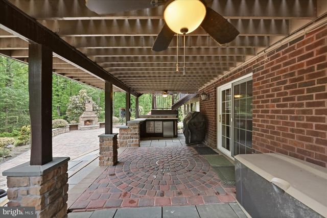 10105 WALKER LAKE DR, Great Falls, VA 22066