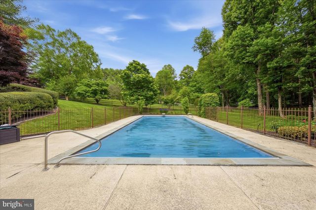 10105 WALKER LAKE DR, Great Falls, VA 22066