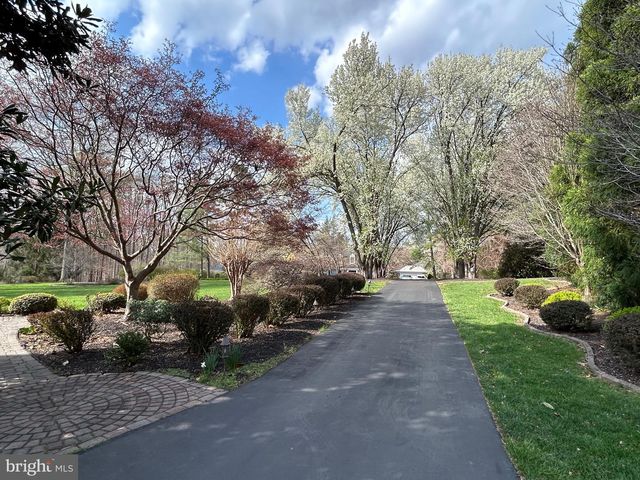 10105 WALKER LAKE DR, Great Falls, VA 22066