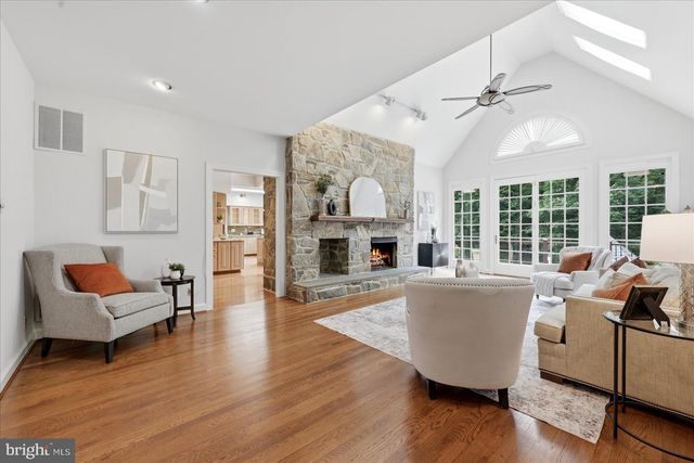 10105 WALKER LAKE DR, Great Falls, VA 22066