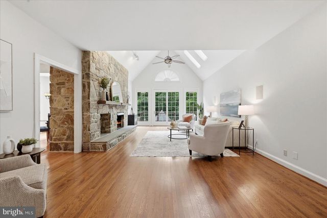 10105 WALKER LAKE DR, Great Falls, VA 22066