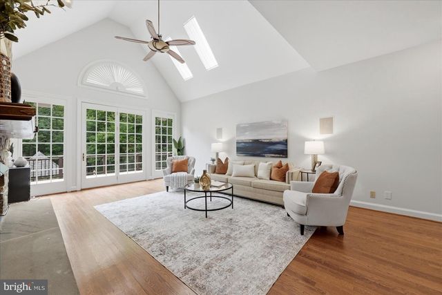 10105 WALKER LAKE DR, Great Falls, VA 22066