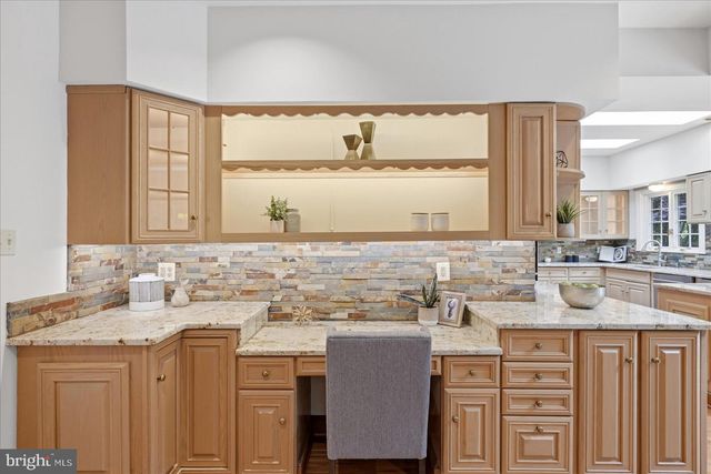10105 WALKER LAKE DR, Great Falls, VA 22066