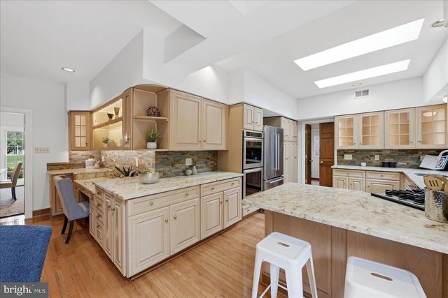 10105 WALKER LAKE DR, Great Falls, VA 22066