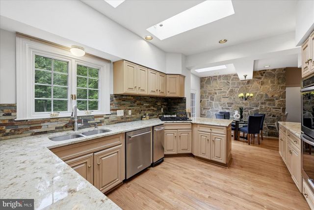 10105 WALKER LAKE DR, Great Falls, VA 22066