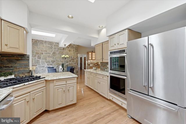10105 WALKER LAKE DR, Great Falls, VA 22066