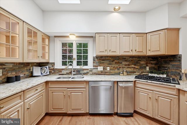 10105 WALKER LAKE DR, Great Falls, VA 22066