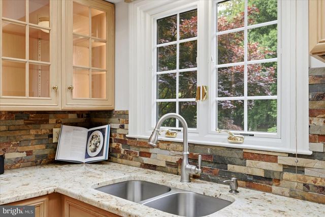 10105 WALKER LAKE DR, Great Falls, VA 22066