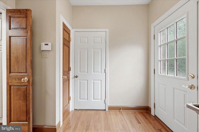 10105 WALKER LAKE DR, Great Falls, VA 22066
