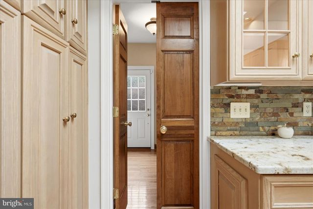 10105 WALKER LAKE DR, Great Falls, VA 22066