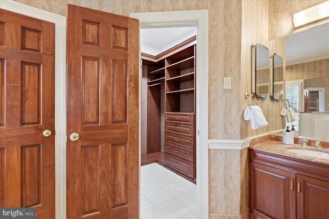 10105 WALKER LAKE DR, Great Falls, VA 22066
