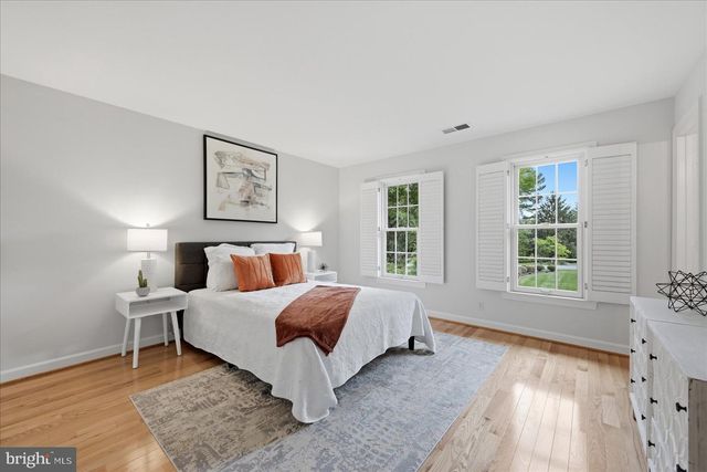 10105 WALKER LAKE DR, Great Falls, VA 22066