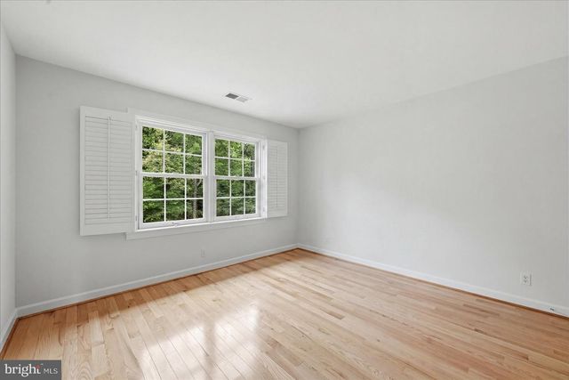 10105 WALKER LAKE DR, Great Falls, VA 22066