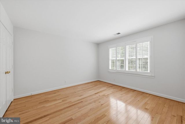 10105 WALKER LAKE DR, Great Falls, VA 22066