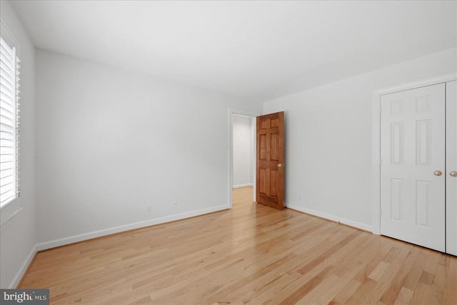 10105 WALKER LAKE DR, Great Falls, VA 22066