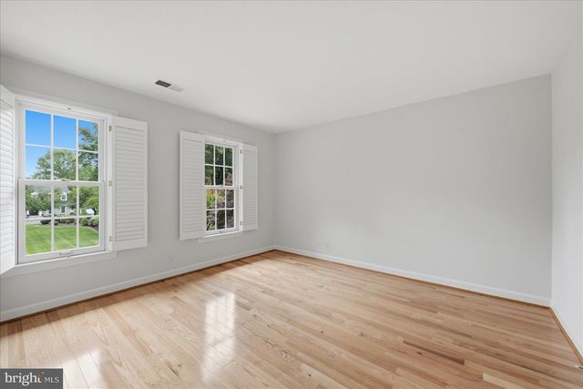 10105 WALKER LAKE DR, Great Falls, VA 22066