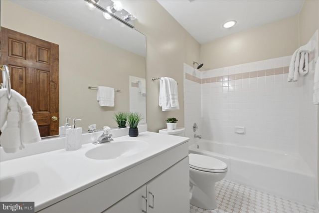 10105 WALKER LAKE DR, Great Falls, VA 22066