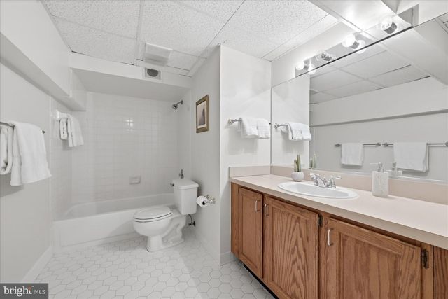 10105 WALKER LAKE DR, Great Falls, VA 22066