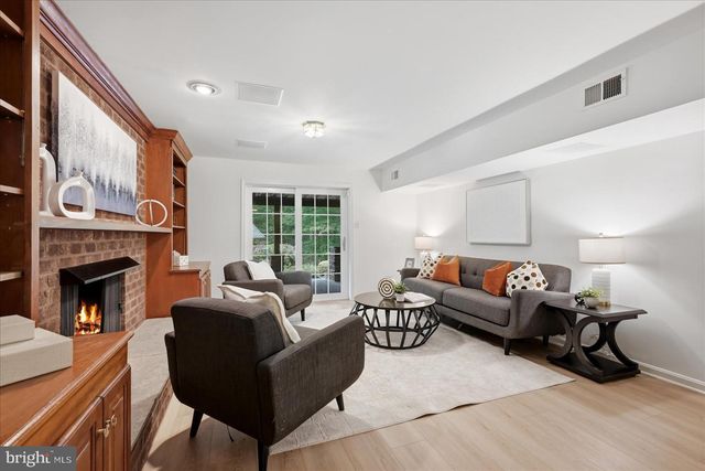 10105 WALKER LAKE DR, Great Falls, VA 22066