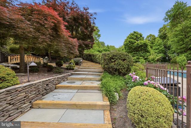10105 WALKER LAKE DR, Great Falls, VA 22066
