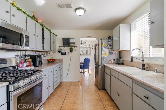 1208 E Avenue R2, Palmdale, CA 93550