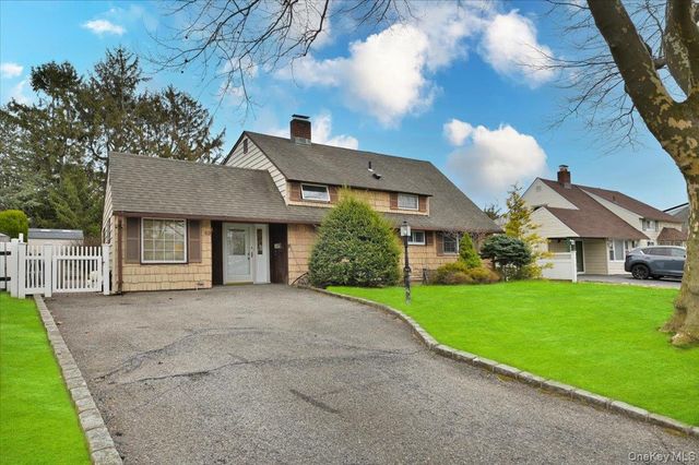 43 Flagstone Lane, Westbury, NY 11590