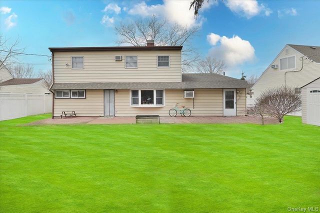 43 Flagstone Lane, Westbury, NY 11590