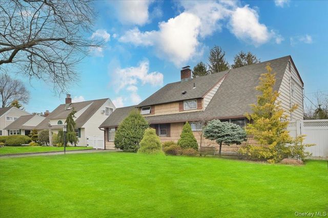 43 Flagstone Lane, Westbury, NY 11590