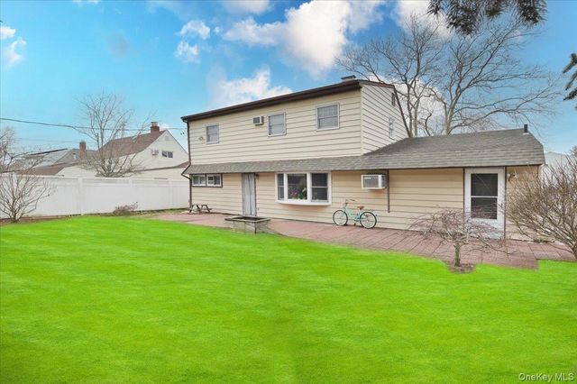 43 Flagstone Lane, Westbury, NY 11590