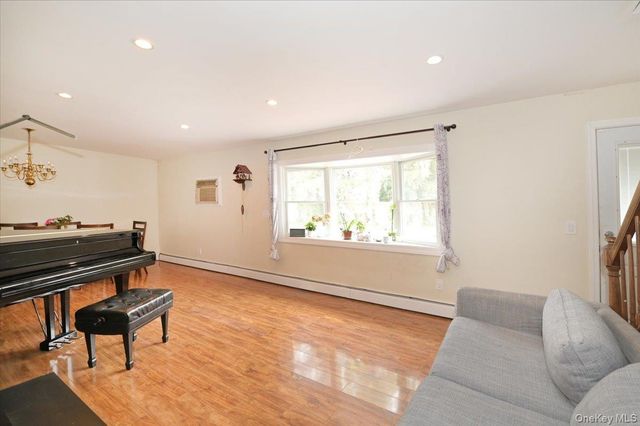 43 Flagstone Lane, Westbury, NY 11590