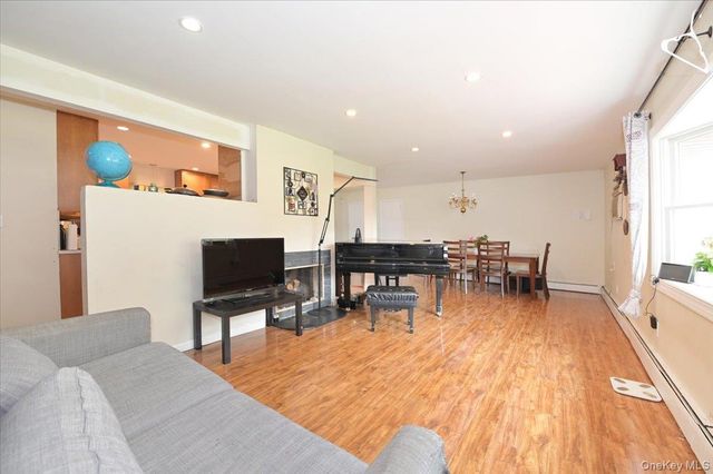 43 Flagstone Lane, Westbury, NY 11590