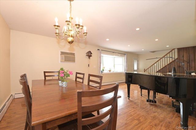 43 Flagstone Lane, Westbury, NY 11590