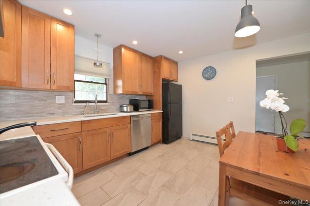 43 Flagstone Lane, Westbury, NY 11590