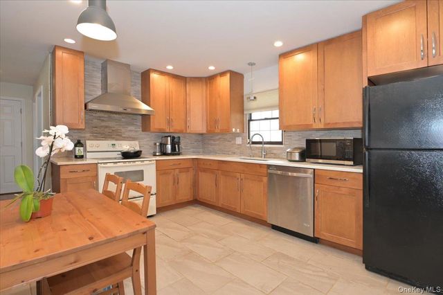 43 Flagstone Lane, Westbury, NY 11590