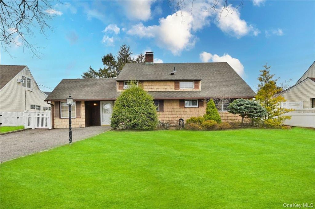 43 Flagstone Lane, Westbury, NY 11590