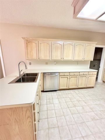 2517 Thunderbird Drive, Orange, TX 77630