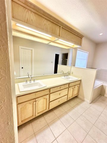 2517 Thunderbird Drive, Orange, TX 77630