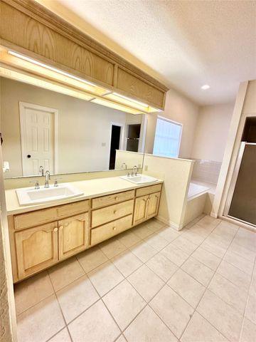 2517 Thunderbird Drive, Orange, TX 77630