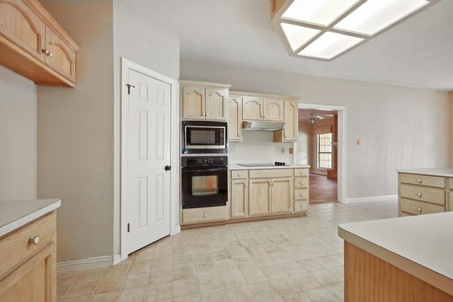 2517 Thunderbird Drive, Orange, TX 77630
