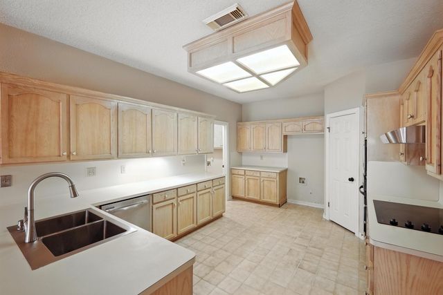 2517 Thunderbird Drive, Orange, TX 77630