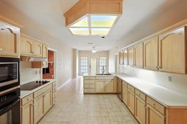2517 Thunderbird Drive, Orange, TX 77630