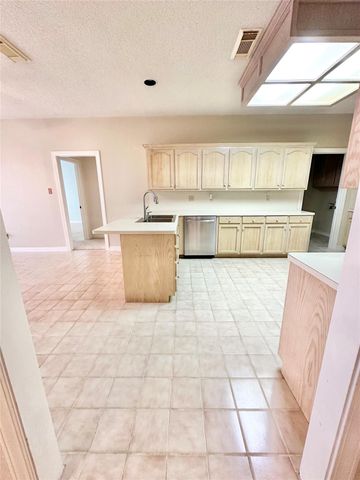 2517 Thunderbird Drive, Orange, TX 77630