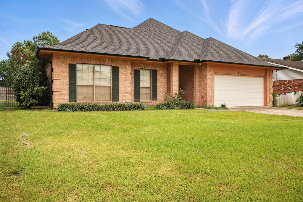 2517 Thunderbird Drive, Orange, TX 77630