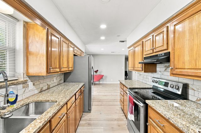 702 Phillips Drive, Ennis, TX 75119