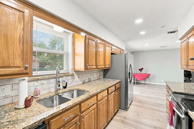 702 Phillips Drive, Ennis, TX 75119