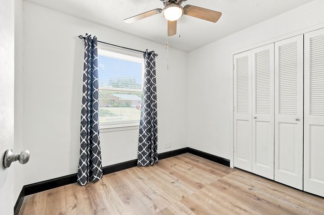 702 Phillips Drive, Ennis, TX 75119