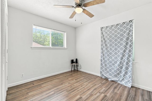 702 Phillips Drive, Ennis, TX 75119