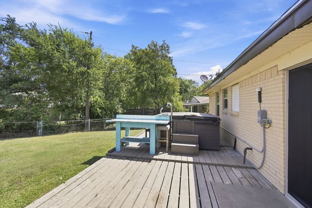 702 Phillips Drive, Ennis, TX 75119