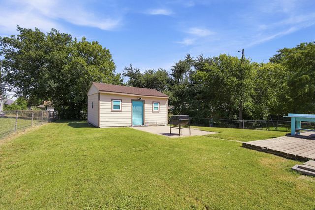 702 Phillips Drive, Ennis, TX 75119